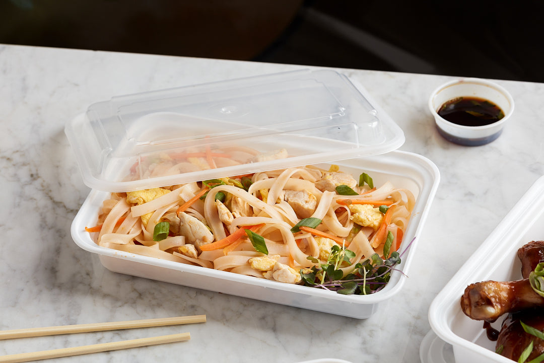 Récipient rectangulaire en plastique blanc avec couvercle - 150 x 38 oz - Versatainer - Emballage et accessoires - Fournitures et équipement pour restaurants - Distribution canadienne