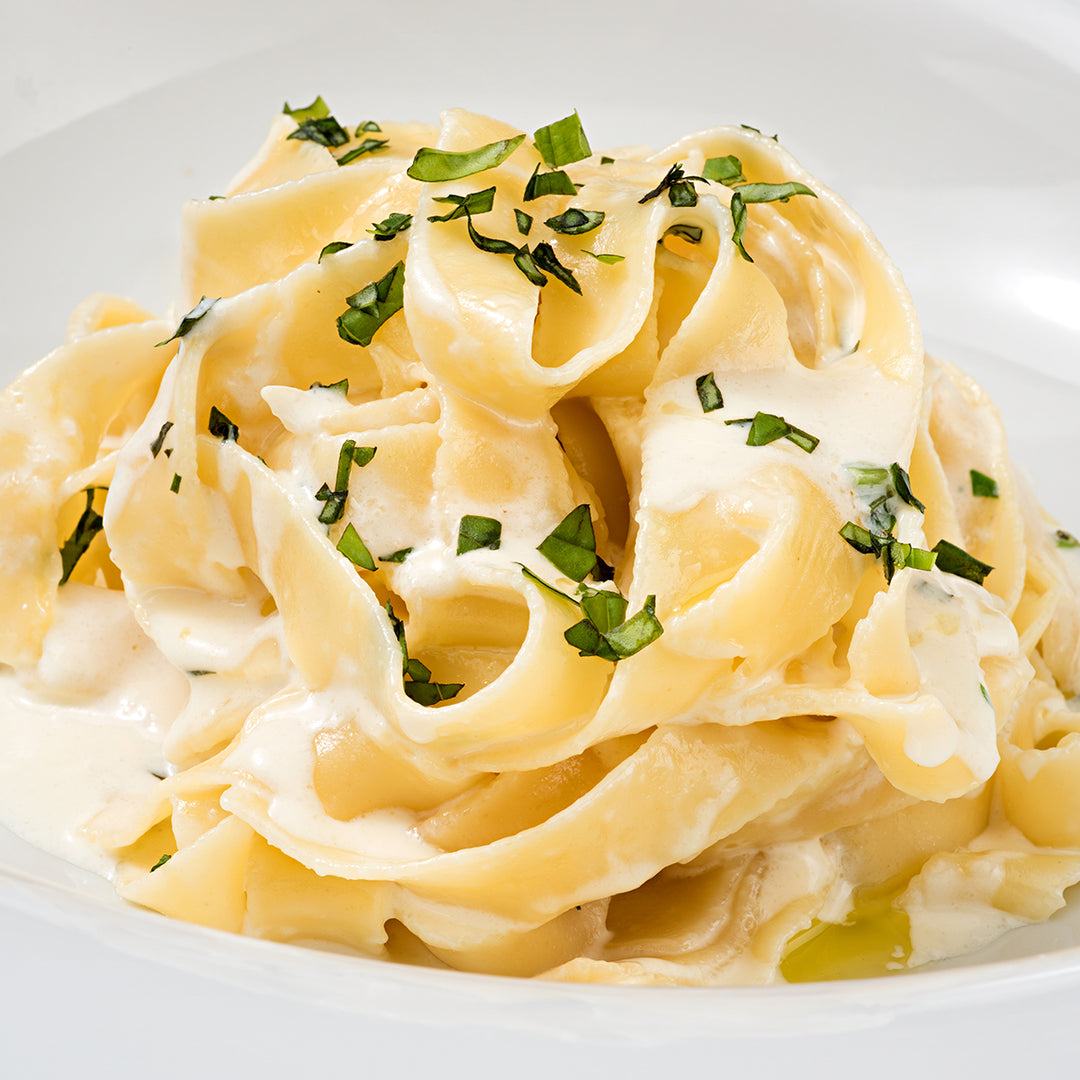 Sauce Alfredo - 2 x 3.7 L - Saucemaker - Restaurant and Foodservice Ingredients - Canadian Distribution