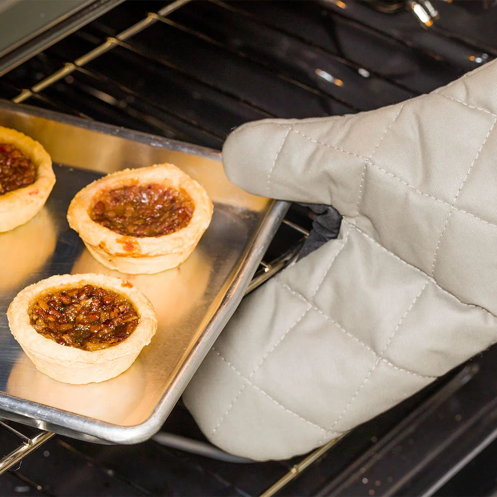 Restaurantware 13 Inch Black Cotton Oven Mitt, With Thumb Guard, Flame-Retardant - Restaurant Equipment and Smallwares - Canadian Distribution - Ships Free Within Canada on Orders Above CAD $199