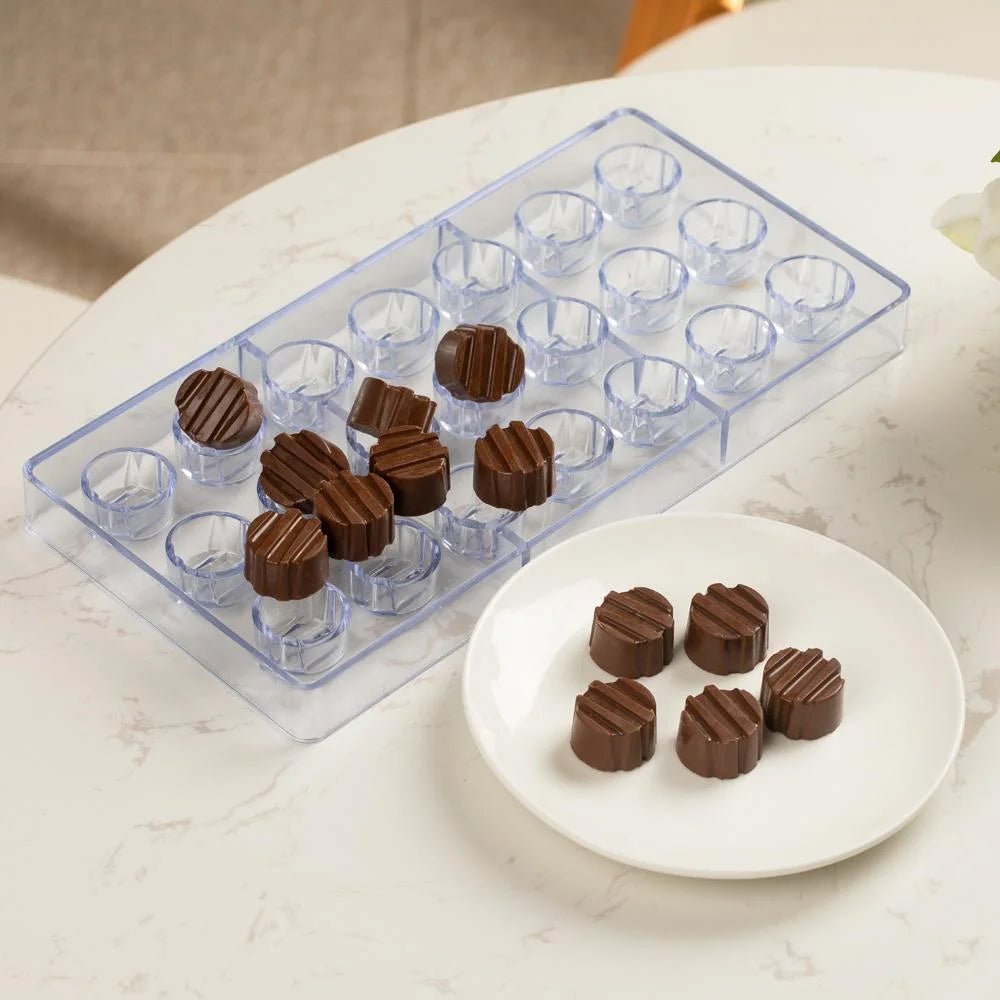 Restaurantware Pastry Tek 21-Compartment Geo Sphere Candy & Chocolate Mold, Polycarbonate - Restaurant Equipment and Smallwares - Canadian Distribution - Ships Free Within Canada on Orders Above CAD $199