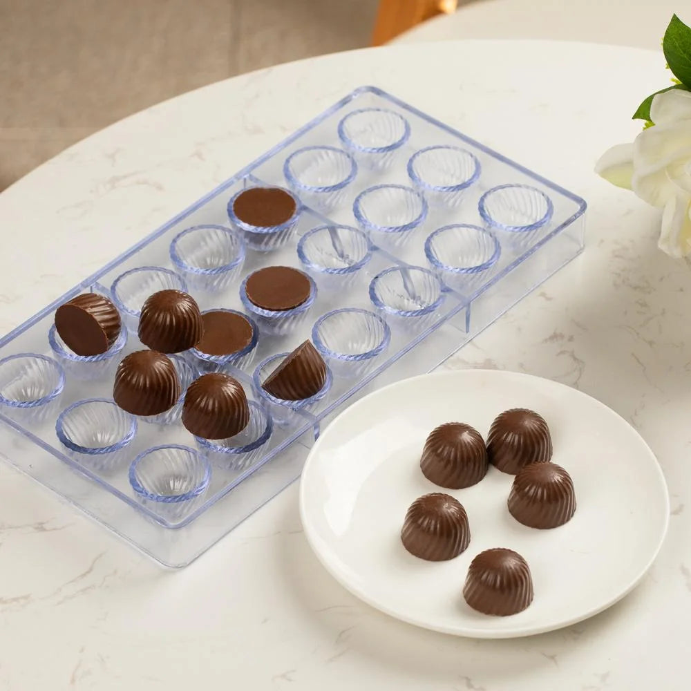 Restaurantware Pastry Tek 21-Compartment Swirled Dome Candy & Chocolate Mold, Polycarbonate - Restaurant Equipment and Smallwares - Canadian Distribution - Ships Free Within Canada on Orders Above CAD $199