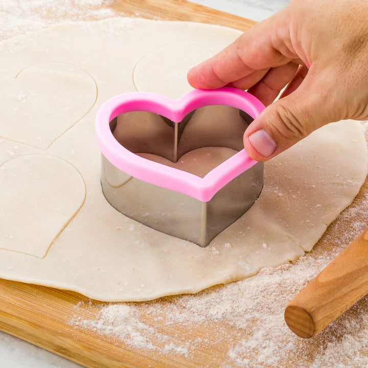 Restaurantware Pastry Tek 3.8In Metal Heart Cookie Cutter, With Comfort Grip - Restaurant Equipment and Smallwares - Canadian Distribution - Ships Free Within Canada on Orders Above CAD $199