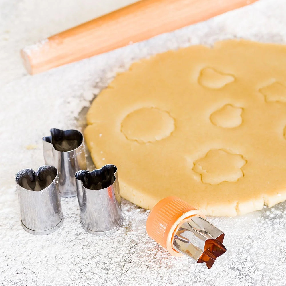 Restaurantware Pastry Tek 8-Piece Metal Assorted Shape Cookie Cutter Set, With Removable Comfort Grip - Restaurant Equipment and Smallwares - Canadian Distribution - Ships Free Within Canada on Orders Above CAD $199