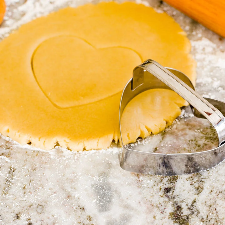 Restaurantware Pastry Tek 3.7In Metal Heart Cookie Cutter, With Handle - Restaurant Equipment and Smallwares - Canadian Distribution - Ships Free Within Canada on Orders Above CAD $199