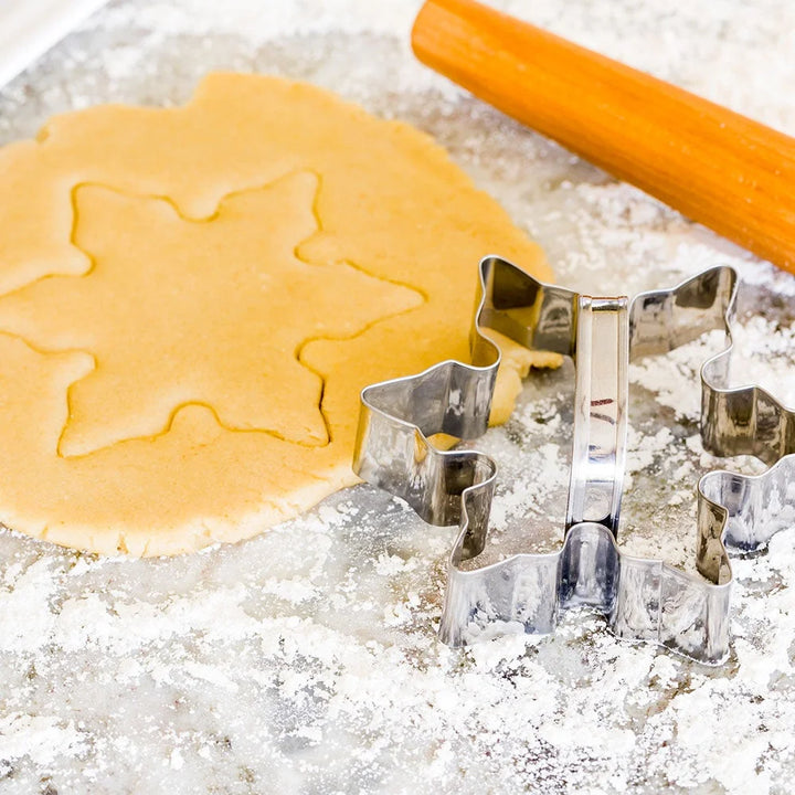 Restaurantware Pastry Tek 4.5In Metal Poinsettia Cookie Cutter, With Handle - Restaurant Equipment and Smallwares - Canadian Distribution - Ships Free Within Canada on Orders Above CAD $199