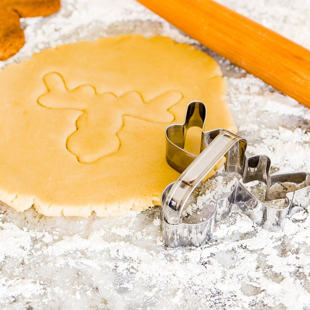 Restaurantware Pastry Tek 4In Metal Reindeer Cookie Cutter, With Handle - Restaurant Equipment and Smallwares - Canadian Distribution - Ships Free Within Canada on Orders Above CAD $199