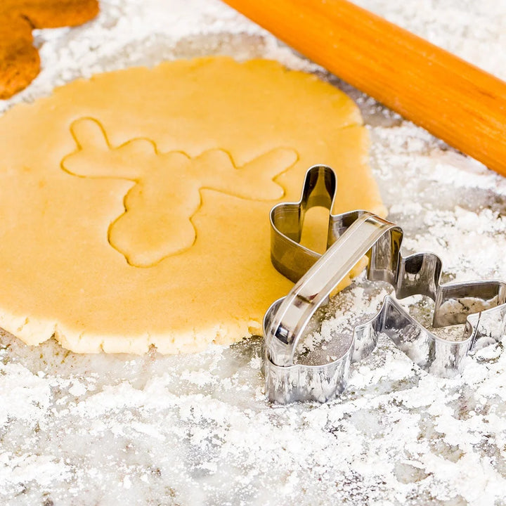 Restaurantware Pastry Tek 4In Metal Reindeer Cookie Cutter, With Handle - Restaurant Equipment and Smallwares - Canadian Distribution - Ships Free Within Canada on Orders Above CAD $199