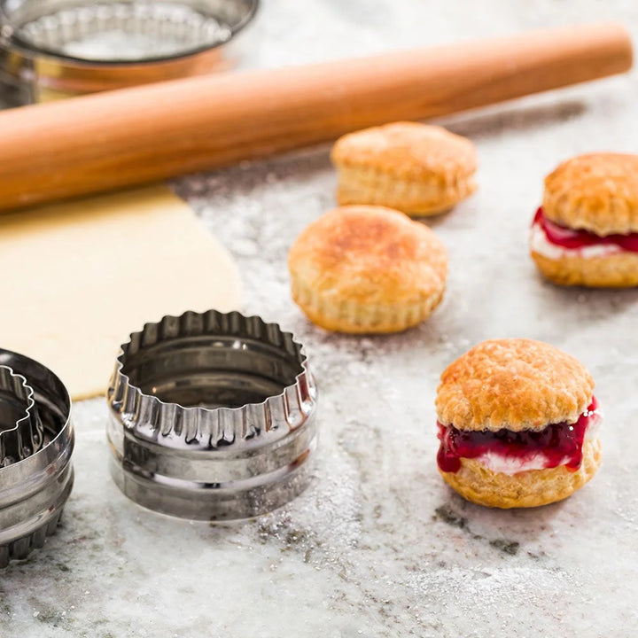 Restaurantware Pastry Tek 6-Piece Metal Round Cookie Cutter Set, Fluted, Double-Sided - Restaurant Equipment and Smallwares - Canadian Distribution - Ships Free Within Canada on Orders Above CAD $199