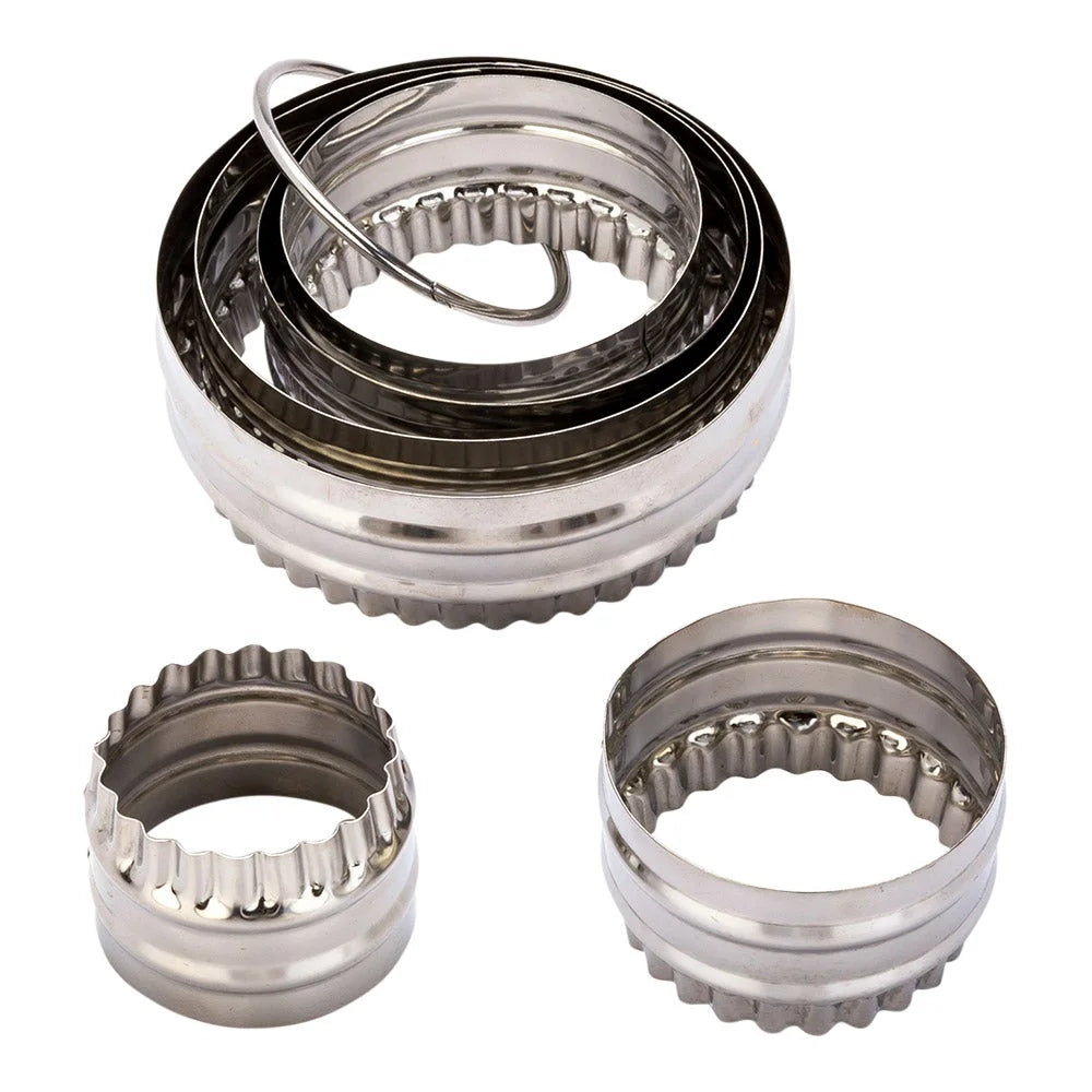 Restaurantware Pastry Tek 6-Piece Metal Round Cookie Cutter Set, Fluted, Double-Sided - Restaurant Equipment and Smallwares - Canadian Distribution