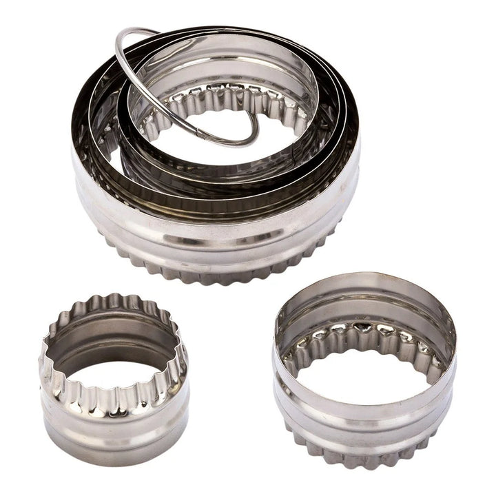 Restaurantware Pastry Tek 6-Piece Metal Round Cookie Cutter Set, Fluted, Double-Sided - Restaurant Equipment and Smallwares - Canadian Distribution