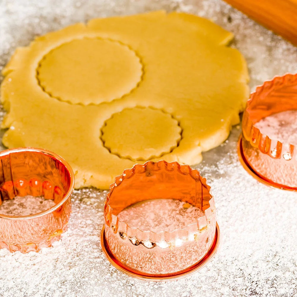 Restaurantware Pastry Tek 3-Piece Copper-Plated Metal Round Cookie Cutter Set, Fluted - Restaurant Equipment and Smallwares - Canadian Distribution - Ships Free Within Canada on Orders Above CAD $199