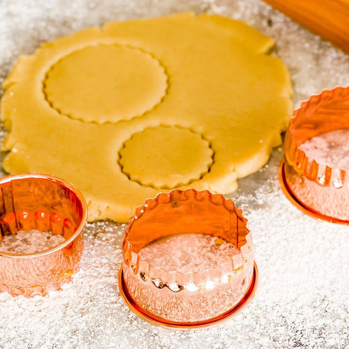 Restaurantware Pastry Tek 3-Piece Copper-Plated Metal Round Cookie Cutter Set, Fluted - Restaurant Equipment and Smallwares - Canadian Distribution - Ships Free Within Canada on Orders Above CAD $199