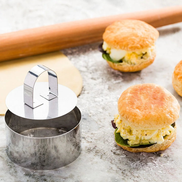 Restaurantware Pastry Tek Stainless Steel Round Pastry Ring Mold, With Press, 3 X 1.6 Inch - Restaurant Equipment and Smallwares - Canadian Distribution - Ships Free Within Canada on Orders Above CAD $199