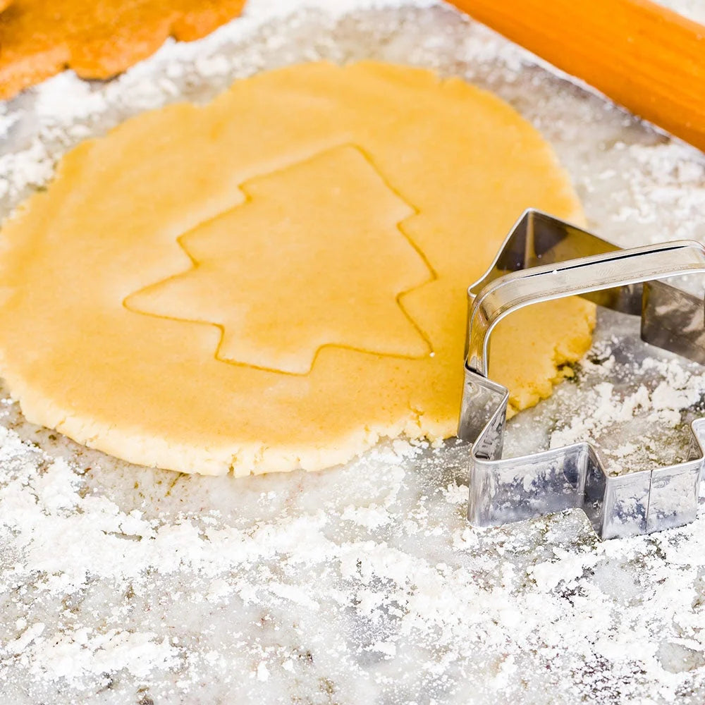 Restaurantware Pastry Tek 3.7In Metal Christmas Tree Cookie Cutter, With Handle - Restaurant Equipment and Smallwares - Canadian Distribution - Ships Free Within Canada on Orders Above CAD $199