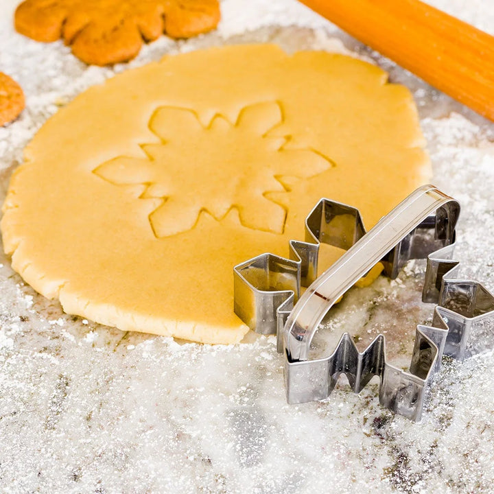 Restaurantware Pastry Tek 4In Metal Snowflake Cookie Cutter, With Handle - Restaurant Equipment and Smallwares - Canadian Distribution - Ships Free Within Canada on Orders Above CAD $199
