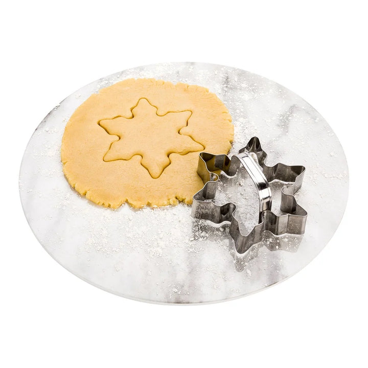 Restaurantware Pastry Tek 4.5In Metal Poinsettia Cookie Cutter, With Handle - Restaurant Equipment and Smallwares - Canadian Distribution - Ships Free Within Canada on Orders Above CAD $199