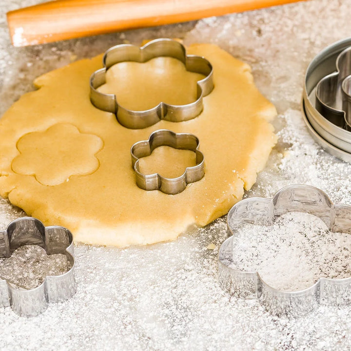 Restaurantware Pastry Tek 6-Piece Metal Flower Cookie Cutter Set, In Round Tin Box - Restaurant Equipment and Smallwares - Canadian Distribution - Ships Free Within Canada on Orders Above CAD $199