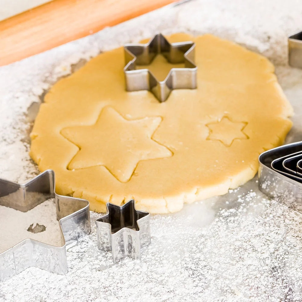 Restaurantware Pastry Tek 10-Piece Metal Star Cookie Cutter Set - Restaurant Equipment and Smallwares - Canadian Distribution - Ships Free Within Canada on Orders Above CAD $199