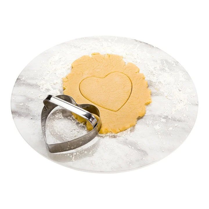 Restaurantware Pastry Tek 3.7In Metal Heart Cookie Cutter, With Handle - Restaurant Equipment and Smallwares - Canadian Distribution - Ships Free Within Canada on Orders Above CAD $199