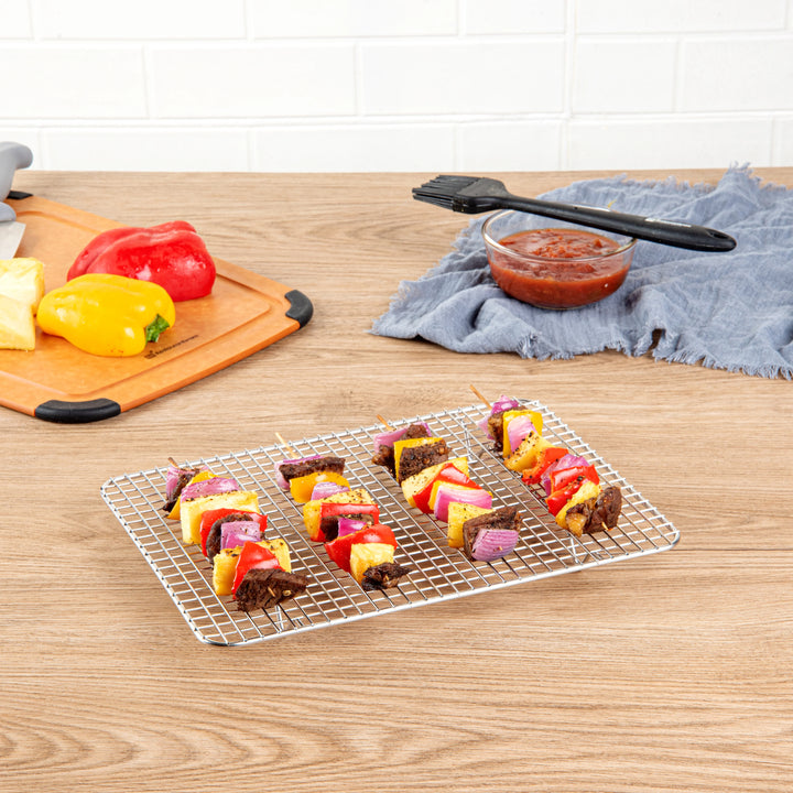 Restaurantware Met Lux 8.50 x 12In Footed Wire Cooling Rack, Stainless Steel, for Quarter-Size Sheet Pan - Restaurant Equipment and Smallwares - Canadian Distribution - Ships Free Within Canada on Orders Above CAD $199