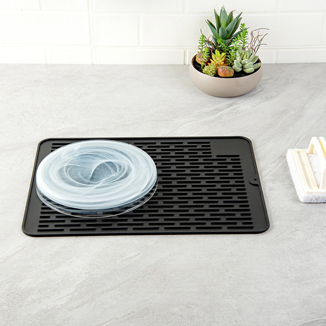 Restaurantware Comfy Grip Black Silicone Drying Mat, Rectangular, 15.75 x 11.75In - Restaurant Equipment and Smallwares - Canadian Distribution - Ships Free Within Canada on Orders Above CAD $199