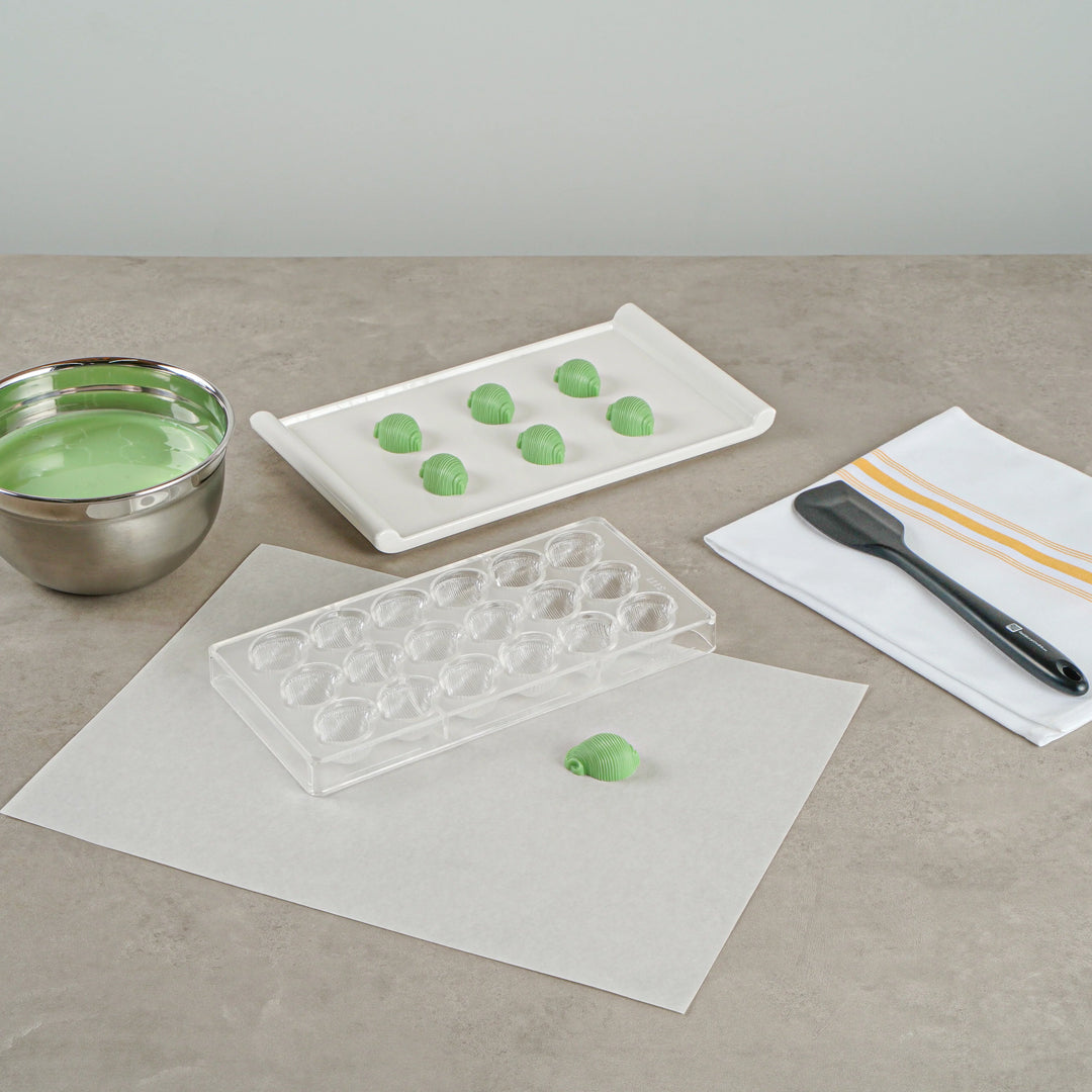 Restaurantware Pastry Tek 18-Compartment Sea Shell Candy & Chocolate Molds, Polycarbonate - Restaurant Equipment and Smallwares - Canadian Distribution - Ships Free Within Canada on Orders Above CAD $199