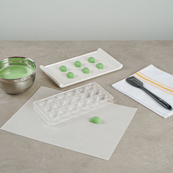 Restaurantware Pastry Tek 18-Compartment Sea Shell Candy & Chocolate Molds, Polycarbonate - Restaurant Equipment and Smallwares - Canadian Distribution - Ships Free Within Canada on Orders Above CAD $199