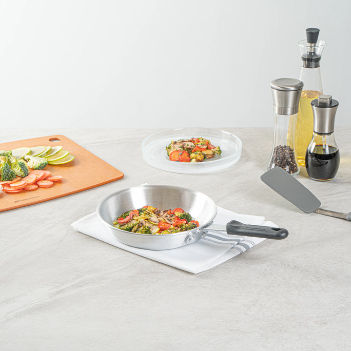 Restaurantware Met Lux 4.25 Inch Handle Sleeve, Silicone, Black, for 8 & 9 Inch Aluminum Pans - Restaurant Equipment and Smallwares - Canadian Distribution - Ships Free Within Canada on Orders Above CAD $199