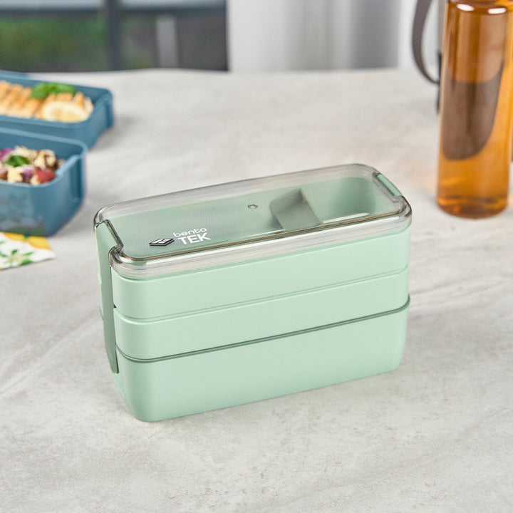 Restaurantware Bento Tek 30 Ounce Microwave-Safe Lunch Boxes, Green, 7.50 x 3.25 x 4.50 Inch, with Fork & Knife - 10 Units/Case - Restaurant Equipment and Smallwares - Canadian Distribution - Ships Free Within Canada on Orders Above CAD $199