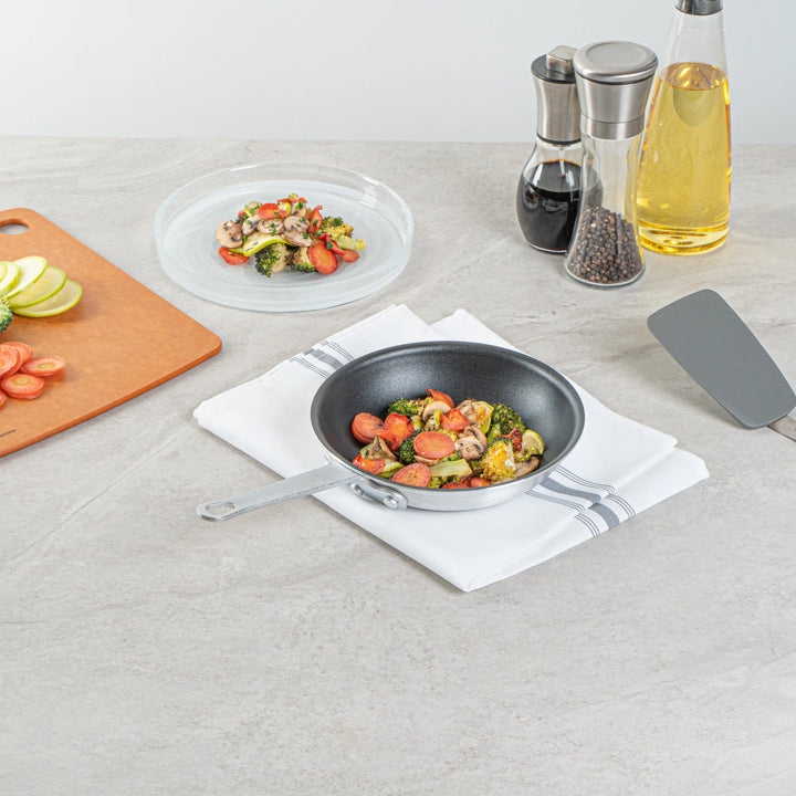 Restaurantware Met Lux 8 Inch Non-Stick Fry Pans, Aluminum - Restaurant Equipment and Smallwares - Canadian Distribution - Ships Free Within Canada on Orders Above CAD $199