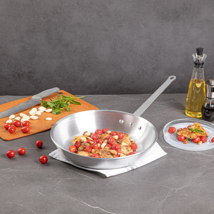Restaurantware Met Lux 14 Inch Fry Pans, Aluminum - Restaurant Equipment and Smallwares - Canadian Distribution - Ships Free Within Canada on Orders Above CAD $199