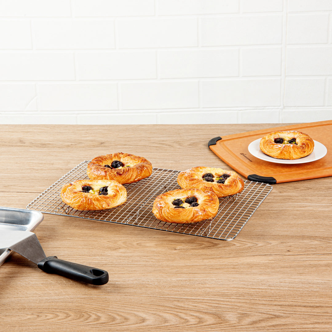 Restaurantware Met Lux 9.75 x 14.75In Footed Wire Cooling Rack, Stainless Steel, for Jelly Roll Pan - Restaurant Equipment and Smallwares - Canadian Distribution - Ships Free Within Canada on Orders Above CAD $199