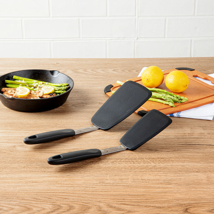 Restaurantware Comfy Grip 2-Piece Solid Turner Set, Black, Silicone - Restaurant Equipment and Smallwares - Canadian Distribution - Ships Free Within Canada on Orders Above CAD $199