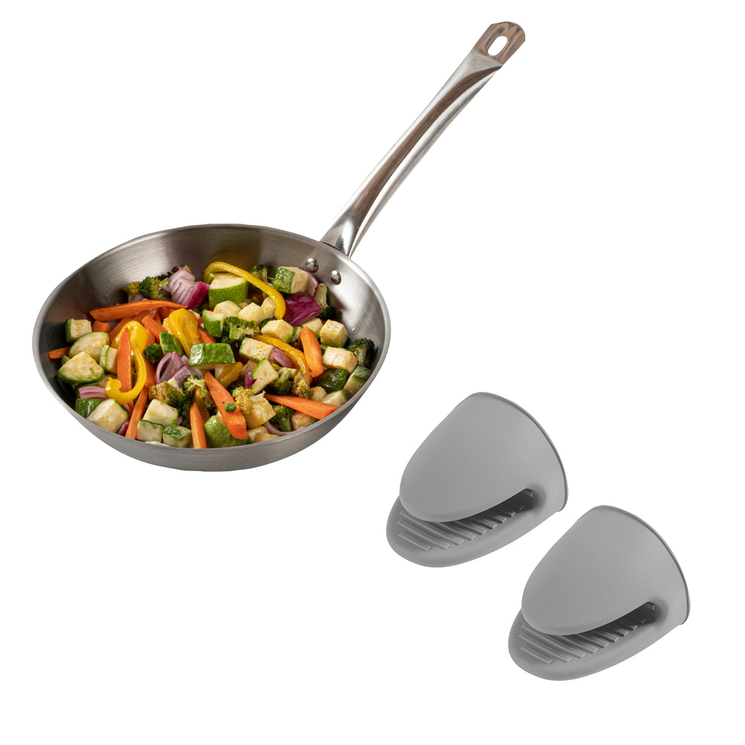 Restaurantware Comfy Grip Gray SIlicone Oven Mitt Set, Heat-Resistant, 4.25 x 3.50 x 4.25In - Restaurant Equipment and Smallwares - Canadian Distribution - Ships Free Within Canada on Orders Above CAD $199