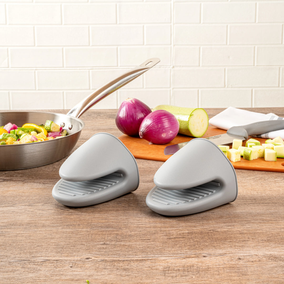 Restaurantware Comfy Grip Gray SIlicone Oven Mitt Set, Heat-Resistant, 4.25 x 3.50 x 4.25In - Restaurant Equipment and Smallwares - Canadian Distribution - Ships Free Within Canada on Orders Above CAD $199