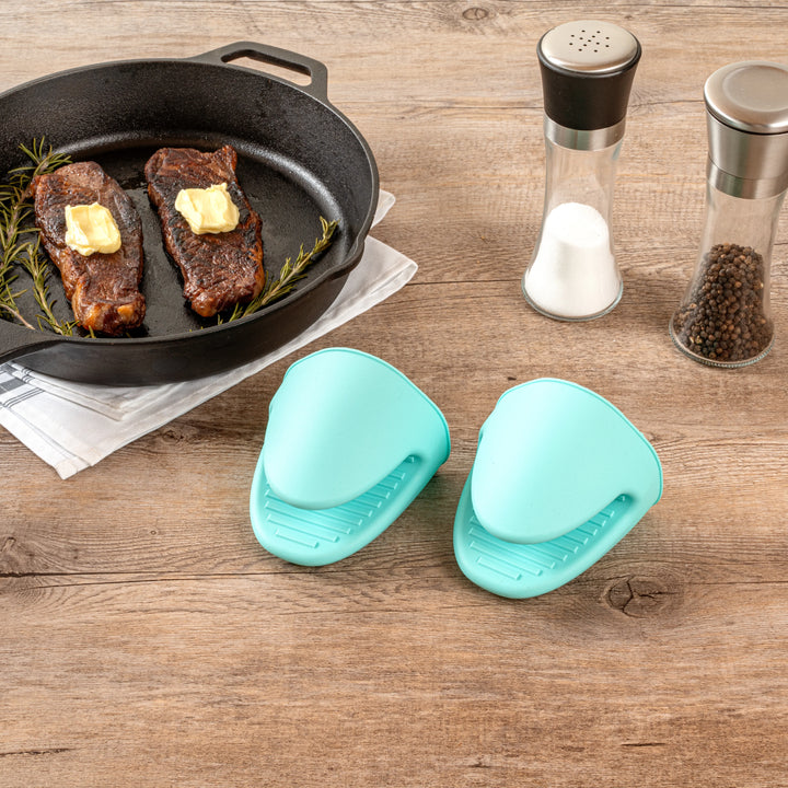 Restaurantware Comfy Grip Turquoise SIlicone Oven Mitt Set, Heat-Resistant, 4.25 x 3.50 x 4.25In - Restaurant Equipment and Smallwares - Canadian Distribution - Ships Free Within Canada on Orders Above CAD $199