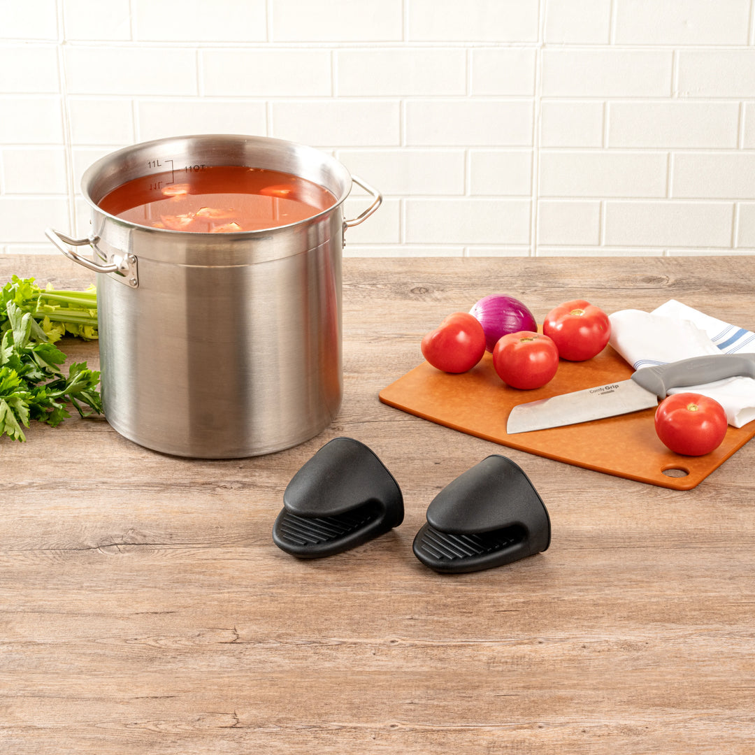 Restaurantware Comfy Grip Black SIlicone Oven Mitt Set, Heat-Resistant, 4.25 x 3.50 x 4.25In - Restaurant Equipment and Smallwares - Canadian Distribution - Ships Free Within Canada on Orders Above CAD $199