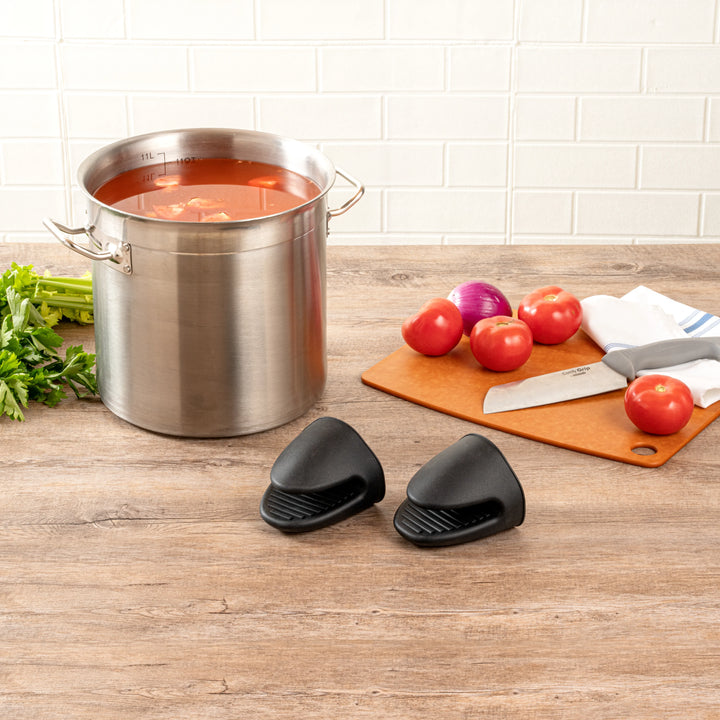 Restaurantware Comfy Grip Black SIlicone Oven Mitt Set, Heat-Resistant, 4.25 x 3.50 x 4.25In - Restaurant Equipment and Smallwares - Canadian Distribution - Ships Free Within Canada on Orders Above CAD $199
