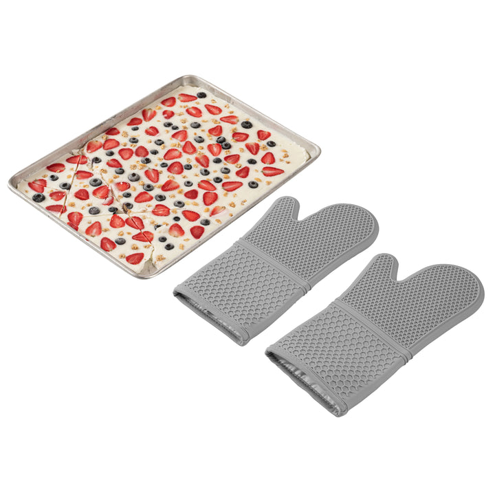 Restaurantware Comfy Grip Gray SIlicone Oven Mitt Set, Heat-Resistant, 14 x 7.25 x 1.50In - Restaurant Equipment and Smallwares - Canadian Distribution - Ships Free Within Canada on Orders Above CAD $199