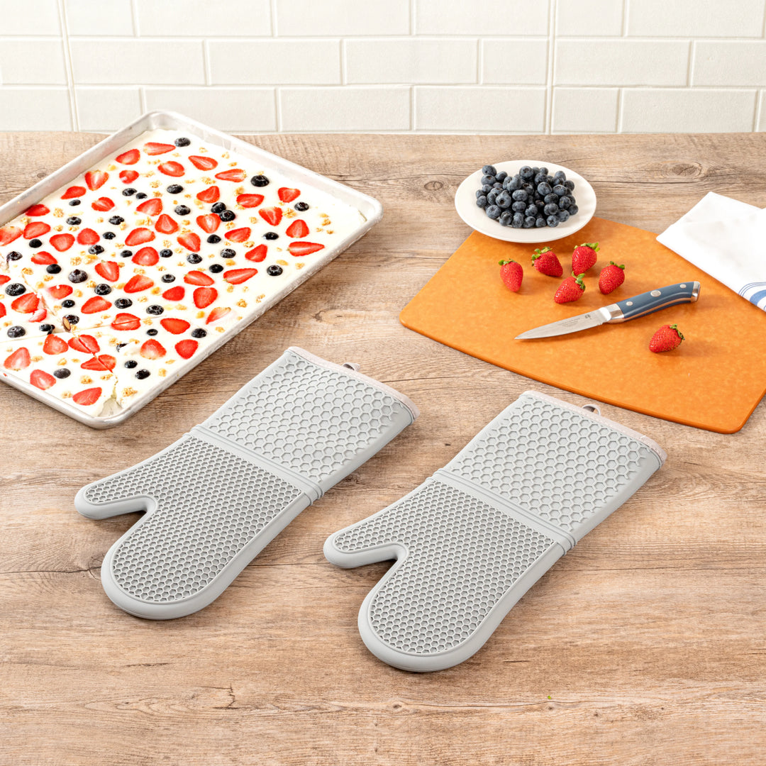 Restaurantware Comfy Grip Gray SIlicone Oven Mitt Set, Heat-Resistant, 14 x 7.25 x 1.50In - Restaurant Equipment and Smallwares - Canadian Distribution - Ships Free Within Canada on Orders Above CAD $199