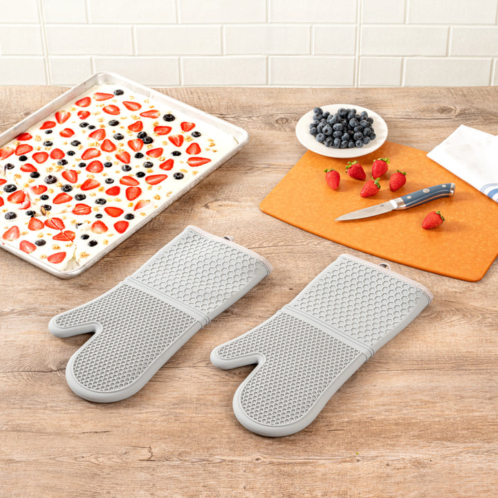 Restaurantware Comfy Grip Gray SIlicone Oven Mitt Set, Heat-Resistant, 14 x 7.25 x 1.50In - Restaurant Equipment and Smallwares - Canadian Distribution - Ships Free Within Canada on Orders Above CAD $199