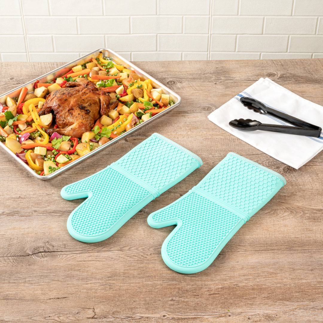 Restaurantware Comfy Grip Turquoise SIlicone Oven Mitt Set, Heat-Resistant, 14 x 7.25 x 1.50In - Restaurant Equipment and Smallwares - Canadian Distribution - Ships Free Within Canada on Orders Above CAD $199