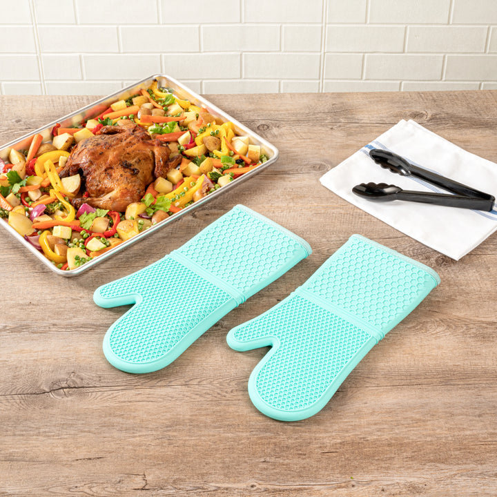 Restaurantware Comfy Grip Turquoise SIlicone Oven Mitt Set, Heat-Resistant, 14 x 7.25 x 1.50In - Restaurant Equipment and Smallwares - Canadian Distribution - Ships Free Within Canada on Orders Above CAD $199