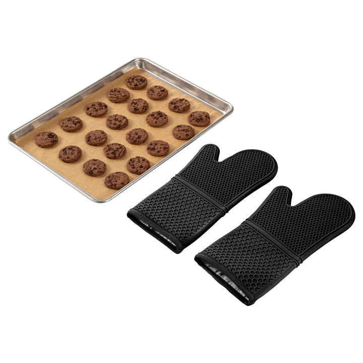 Restaurantware Comfy Grip Black SIlicone Oven Mitt Set, Heat-Resistant, 14 x 7.25 x 1.50In - Restaurant Equipment and Smallwares - Canadian Distribution - Ships Free Within Canada on Orders Above CAD $199