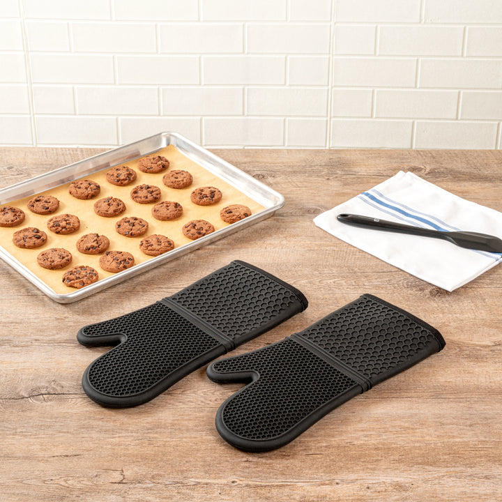 Restaurantware Comfy Grip Black SIlicone Oven Mitt Set, Heat-Resistant, 14 x 7.25 x 1.50In - Restaurant Equipment and Smallwares - Canadian Distribution - Ships Free Within Canada on Orders Above CAD $199