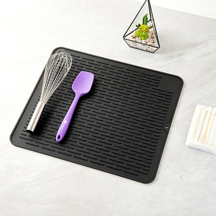 Restaurantware Comfy Grip Black Silicone Drying Mat, Rectangular, 17.75 x 15.75In - Restaurant Equipment and Smallwares - Canadian Distribution - Ships Free Within Canada on Orders Above CAD $199