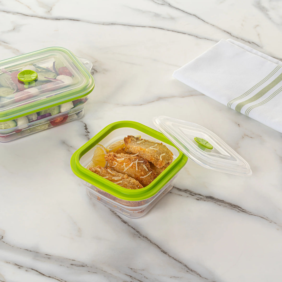Restaurantware Fresh Hero 16 Ounce Airtight Collapsible Food Storage Containers, Green, Silicone, 5.25 x 5.25 x 2.75 Inch, includes Vented Lid - Restaurant Equipment and Smallwares - Canadian Distribution