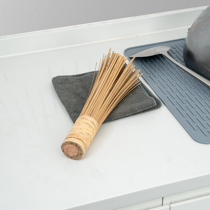 Restaurantware Motomori 11 Inch Wok Brush, Natural, Bamboo - Restaurant Equipment and Smallwares - Canadian Distribution - Ships Free Within Canada on Orders Above CAD $199