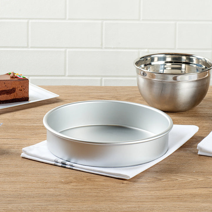 Restaurantware Met Lux 9 x 9 x 2 Inch Cake Pans, Aluminum, Round, Straight-Sided - Restaurant Equipment and Smallwares - Canadian Distribution - Ships Free Within Canada on Orders Above CAD $199