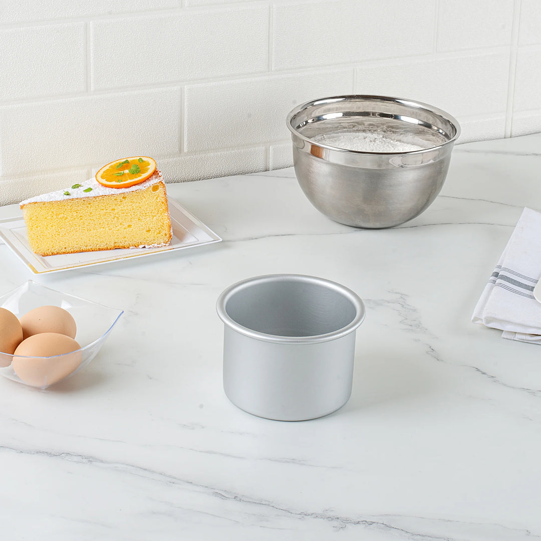 Restaurantware Met Lux 4 x 4 x 3 Inch Cake Pans, Aluminum, Round, Straight-Sided - Restaurant Equipment and Smallwares - Canadian Distribution - Ships Free Within Canada on Orders Above CAD $199